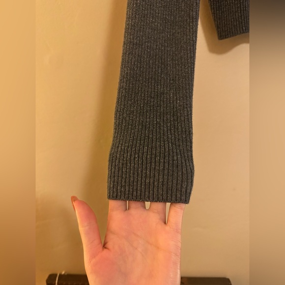 Cropped Dark grey brandy melville button up sweater - Picture 5 of 8